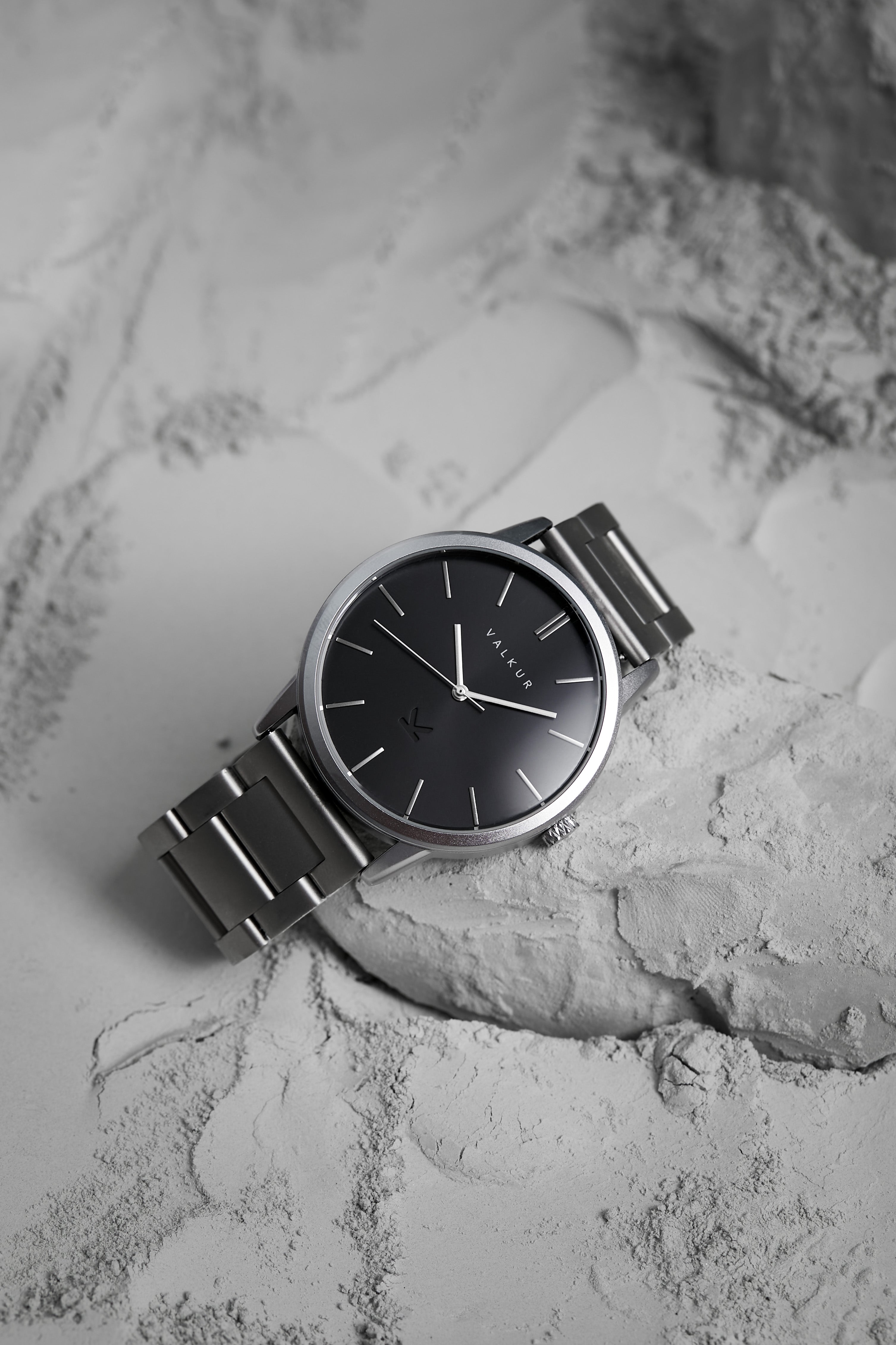 reloj negro y plateado de marca valkur