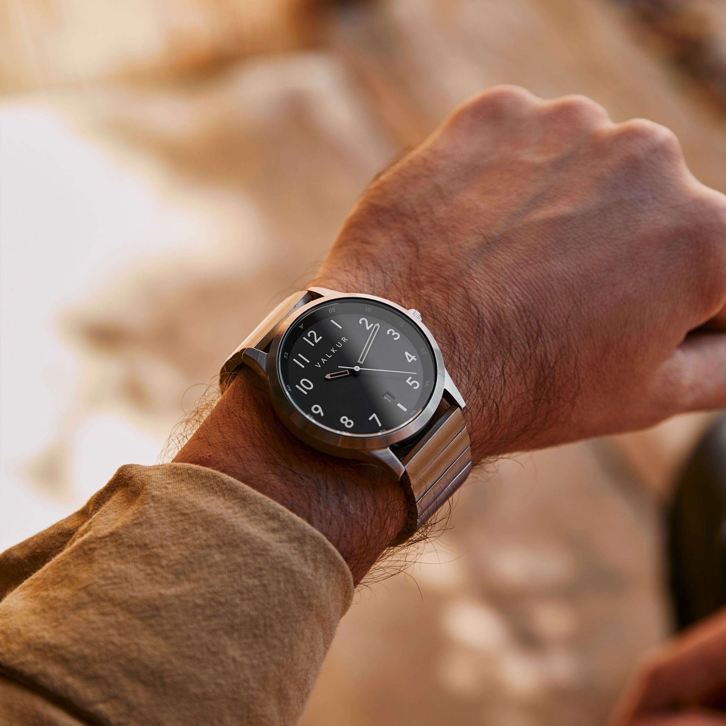 Reloj Valkur para hombres modelo Hunder de acero plateado con fondo Negro