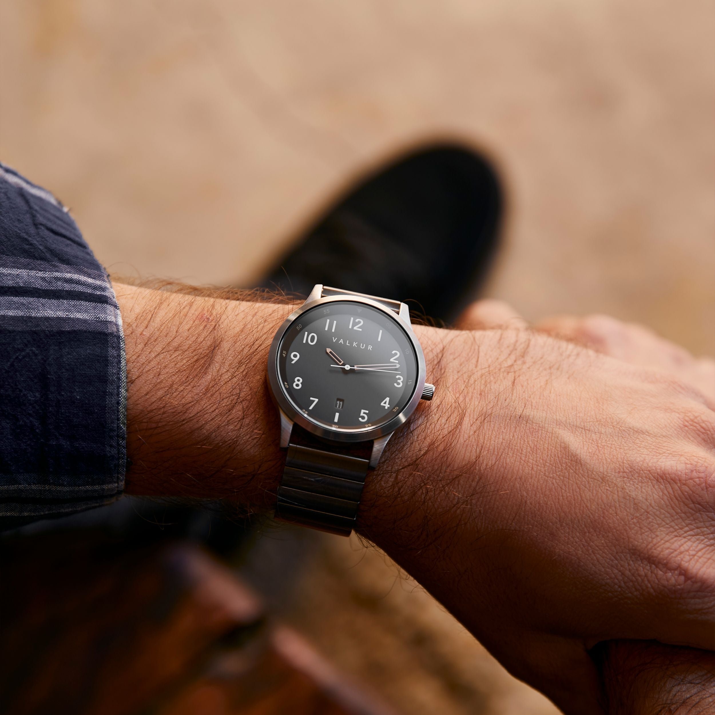 Reloj Valkur para hombres modelo Hunder de acero plateado con fondo Negro