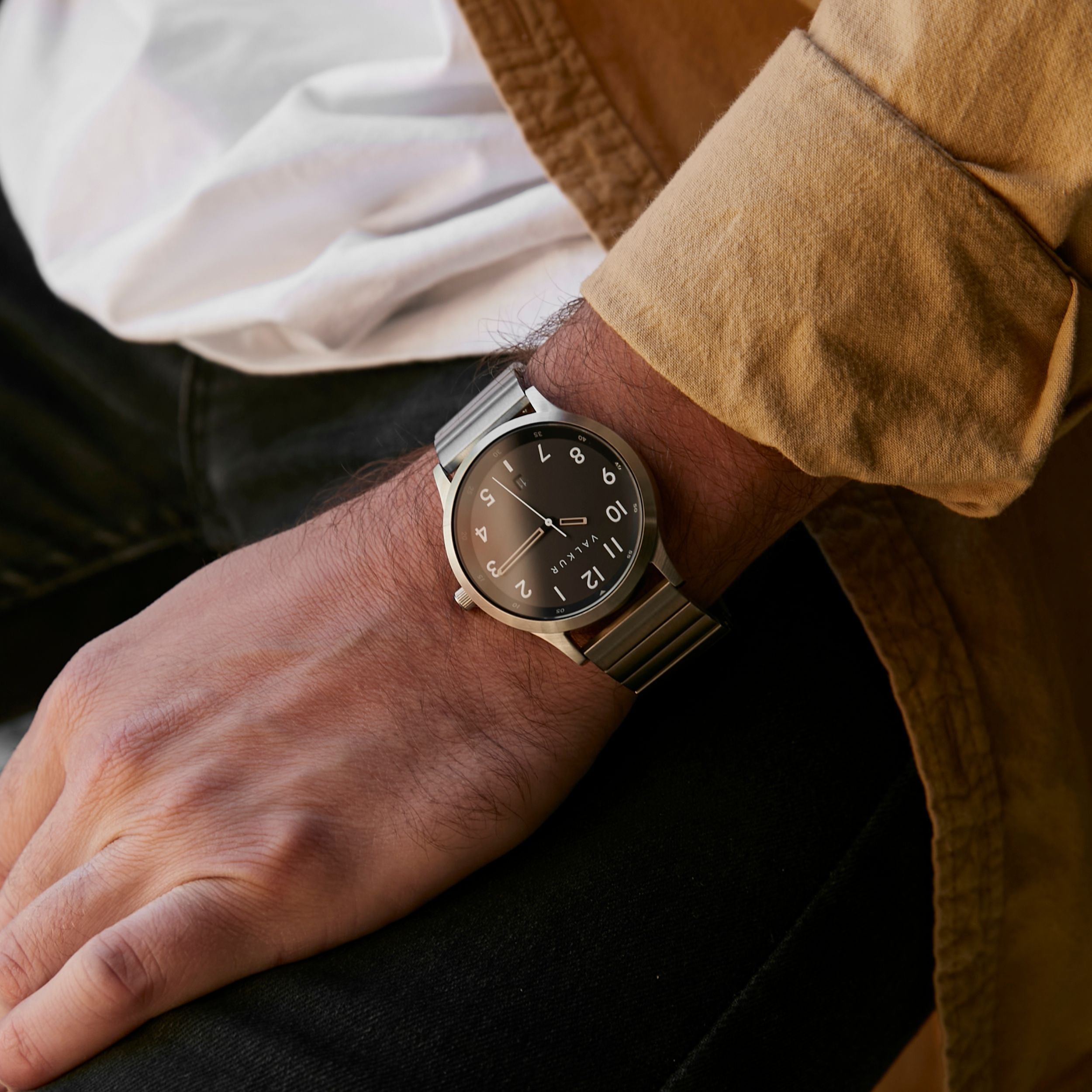 Reloj Valkur para hombres modelo Hunder de acero plateado con fondo Negro