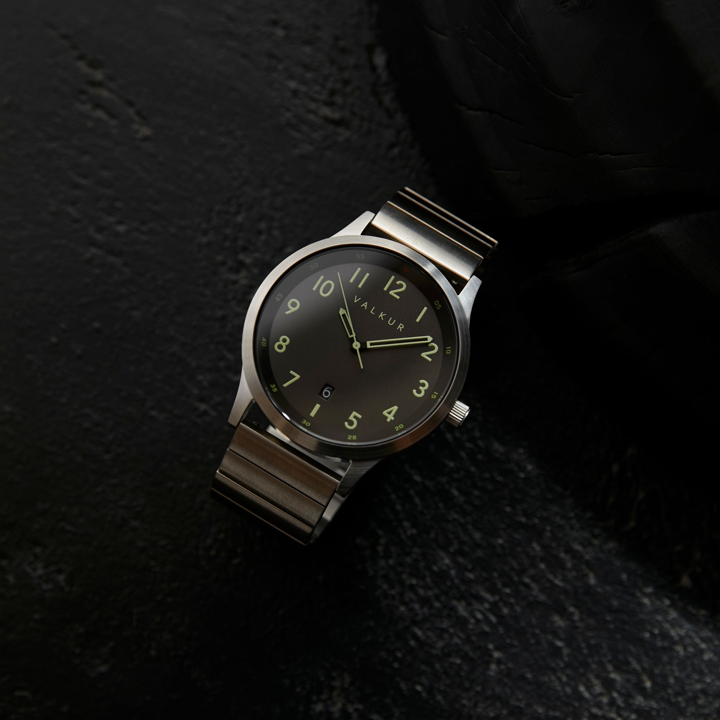 Reloj Valkur para hombres modelo Larden de acero plateado con fondo Negro