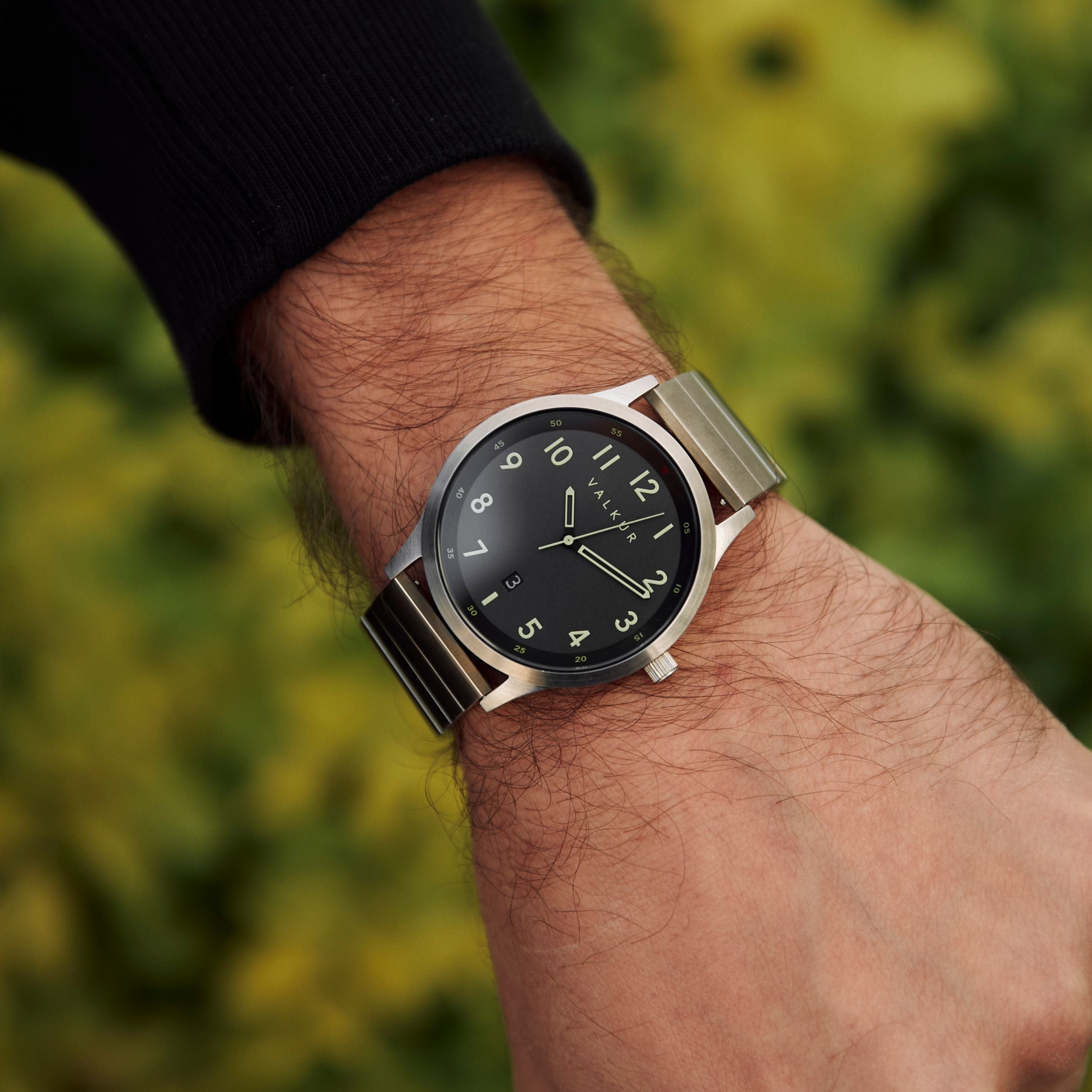 Reloj Valkur para hombres modelo Larden de acero plateado con fondo Negro