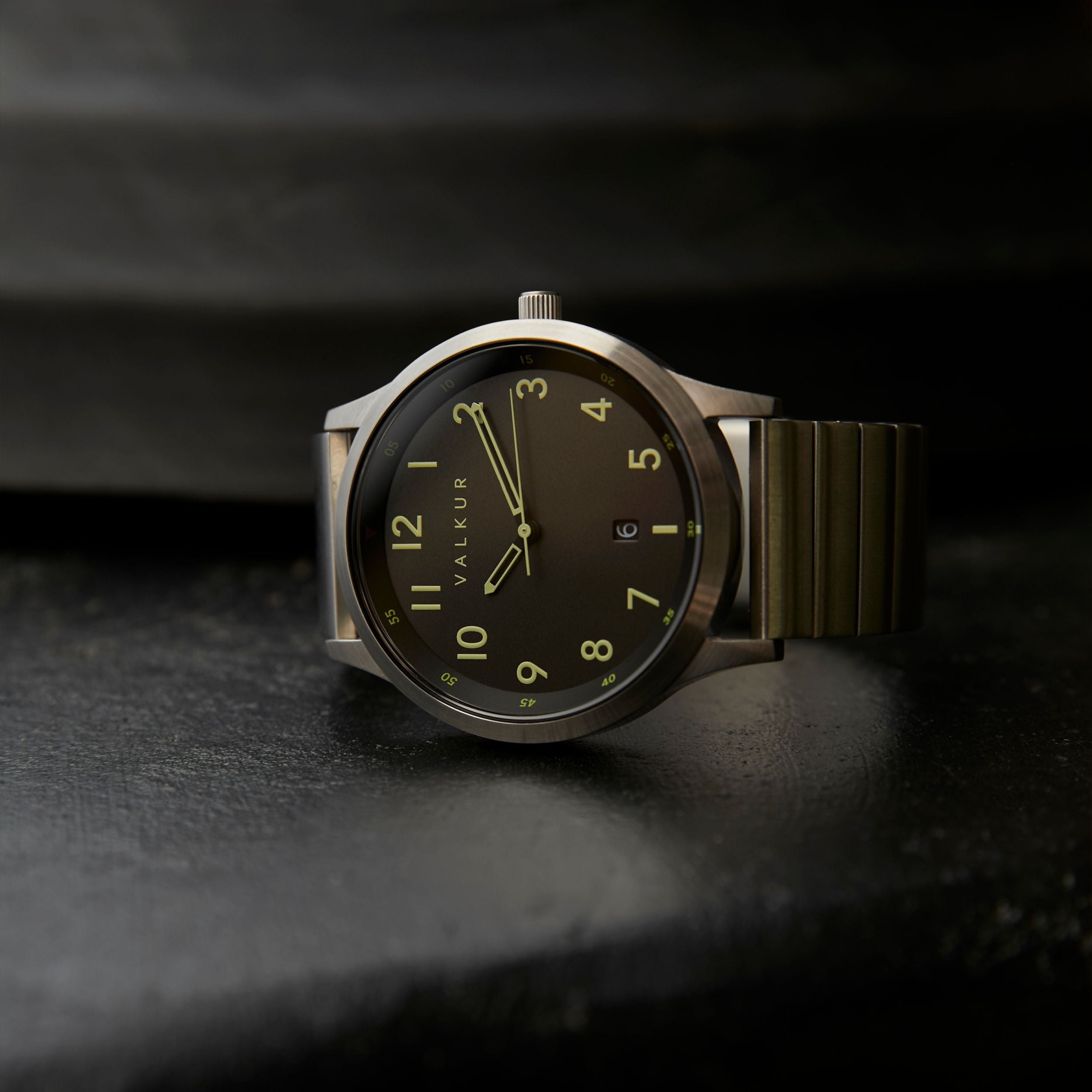 Reloj Valkur para hombres modelo Larden de acero plateado con fondo Negro