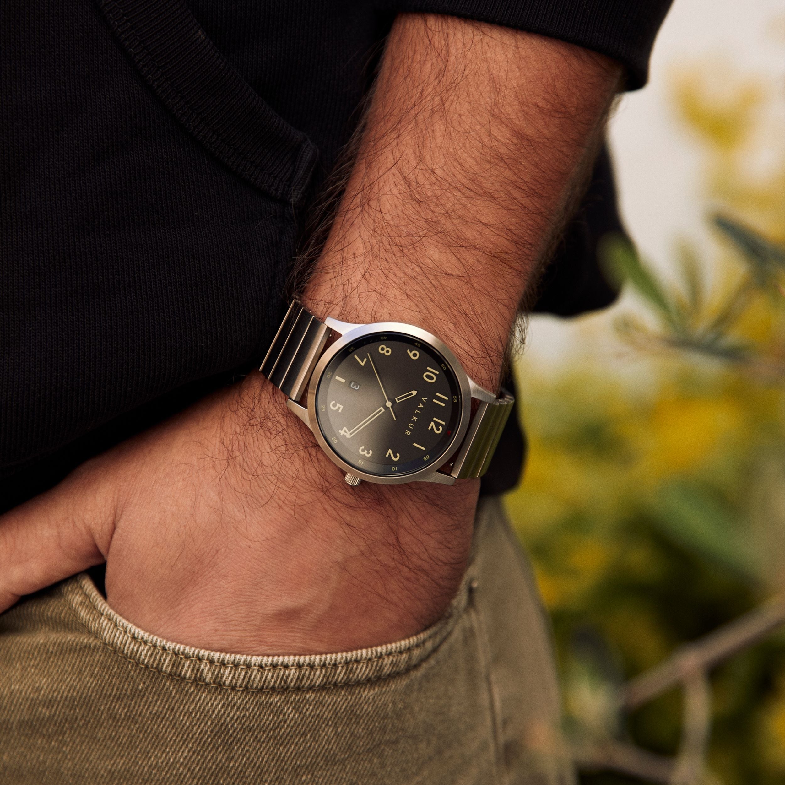 Reloj Valkur para hombres modelo Larden de acero plateado con fondo Negro