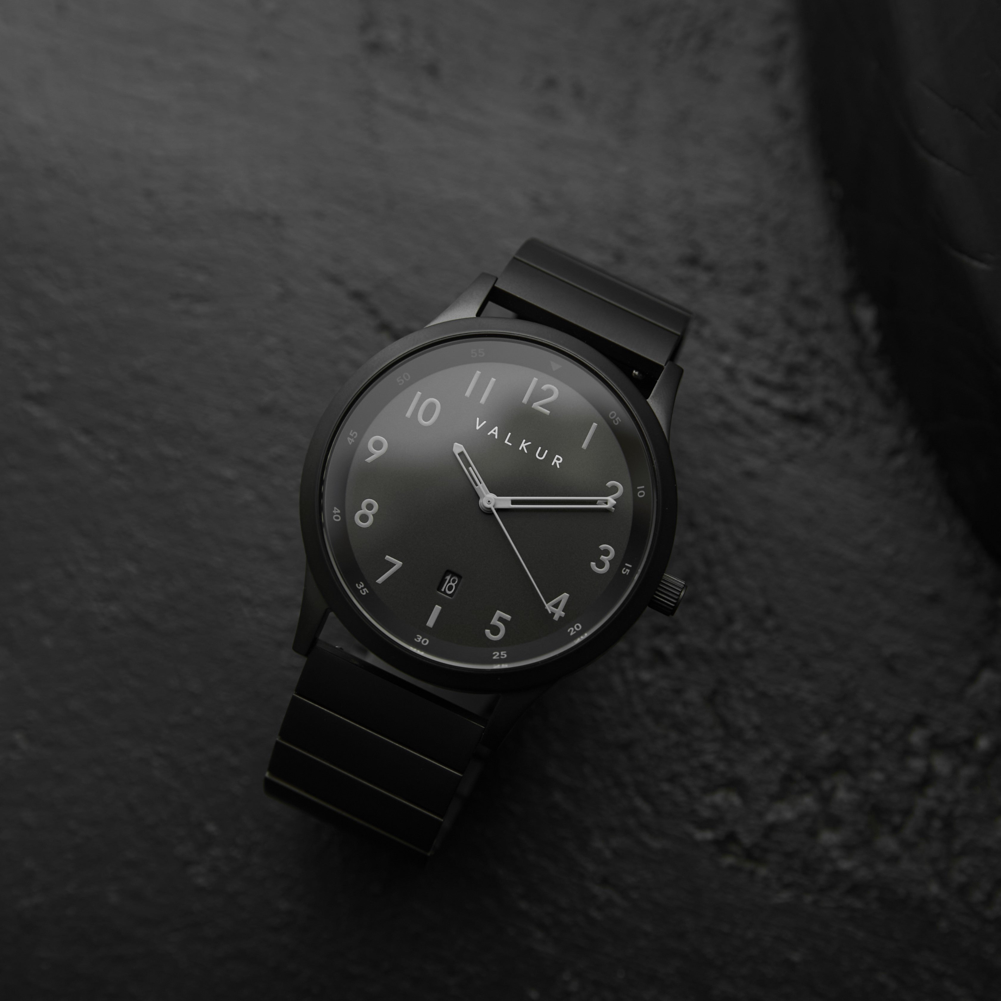 Reloj Valkur para hombres modelo Sieben de acero negro con fondo Negro