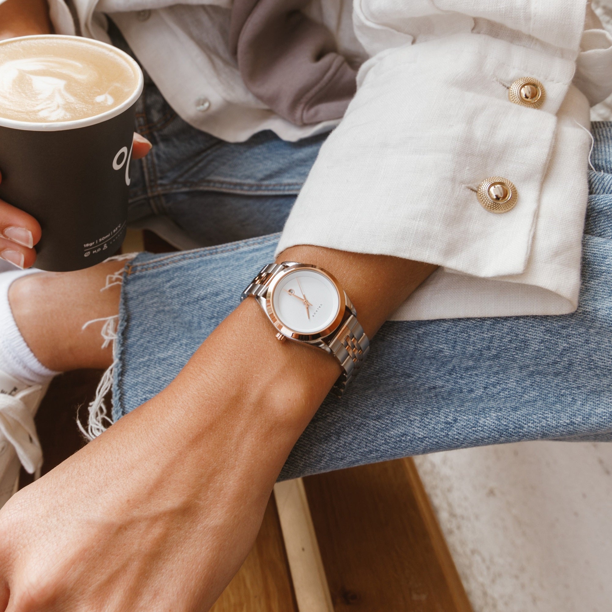 Reloj Valkur para mujeres modelo Agda de acero plateado con bisel dorado y fondo blanco