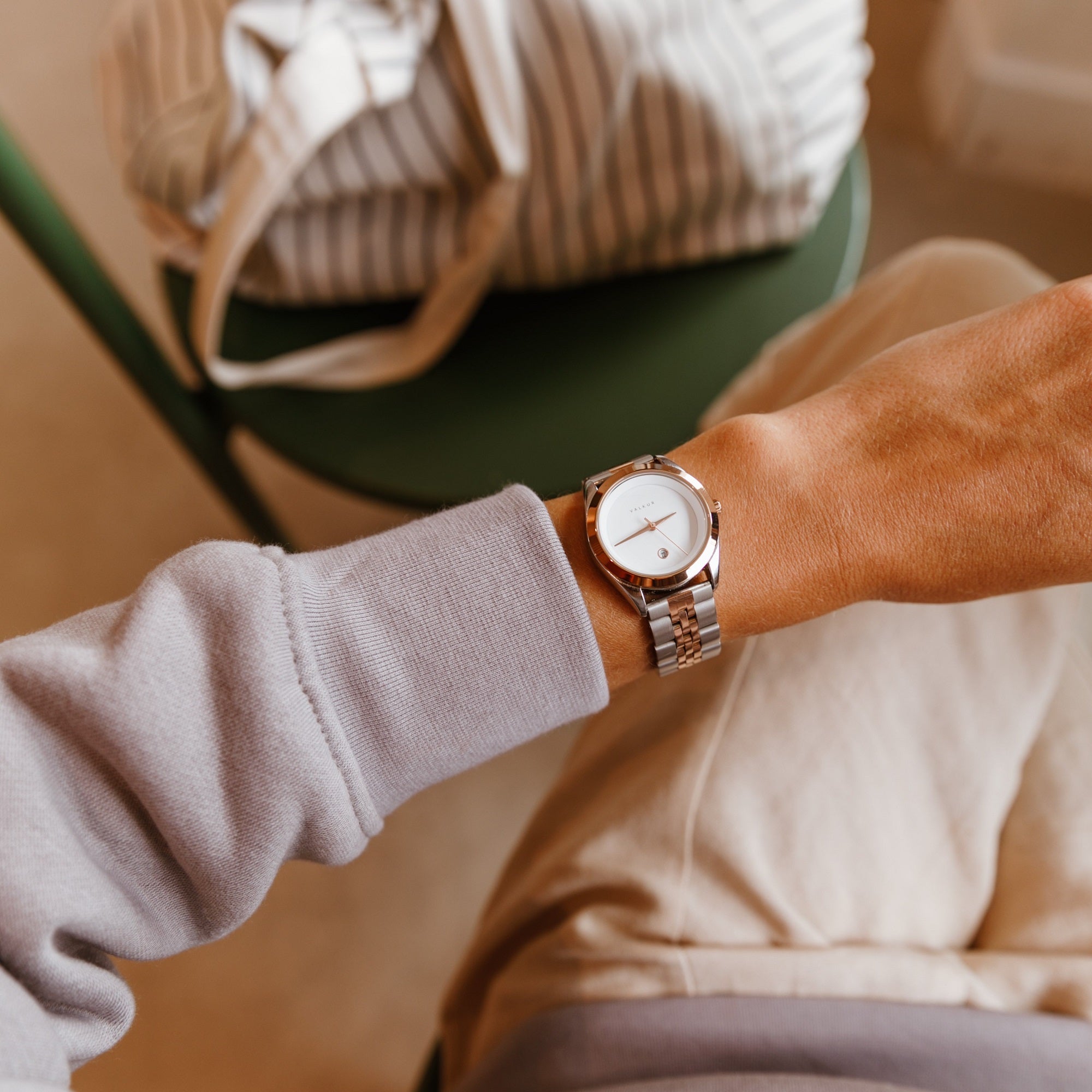 Reloj Valkur para mujeres modelo Agda de acero plateado con bisel dorado y fondo blanco