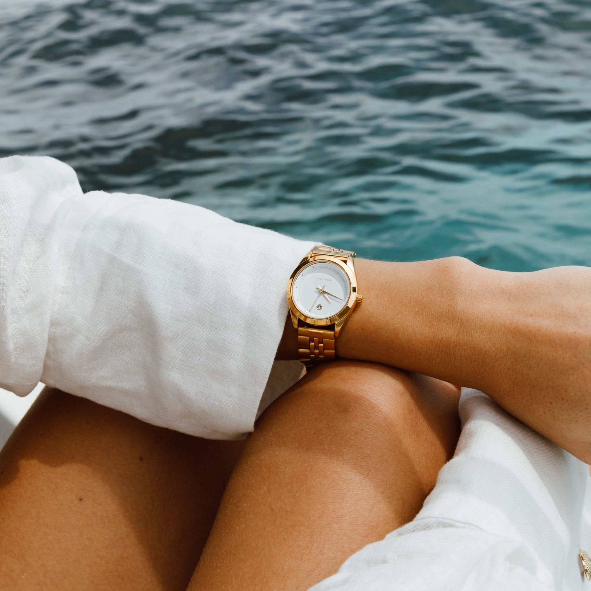 Reloj Valkur para mujeres modelo Lara de acero dorado con bisel dorado y fondo blanco