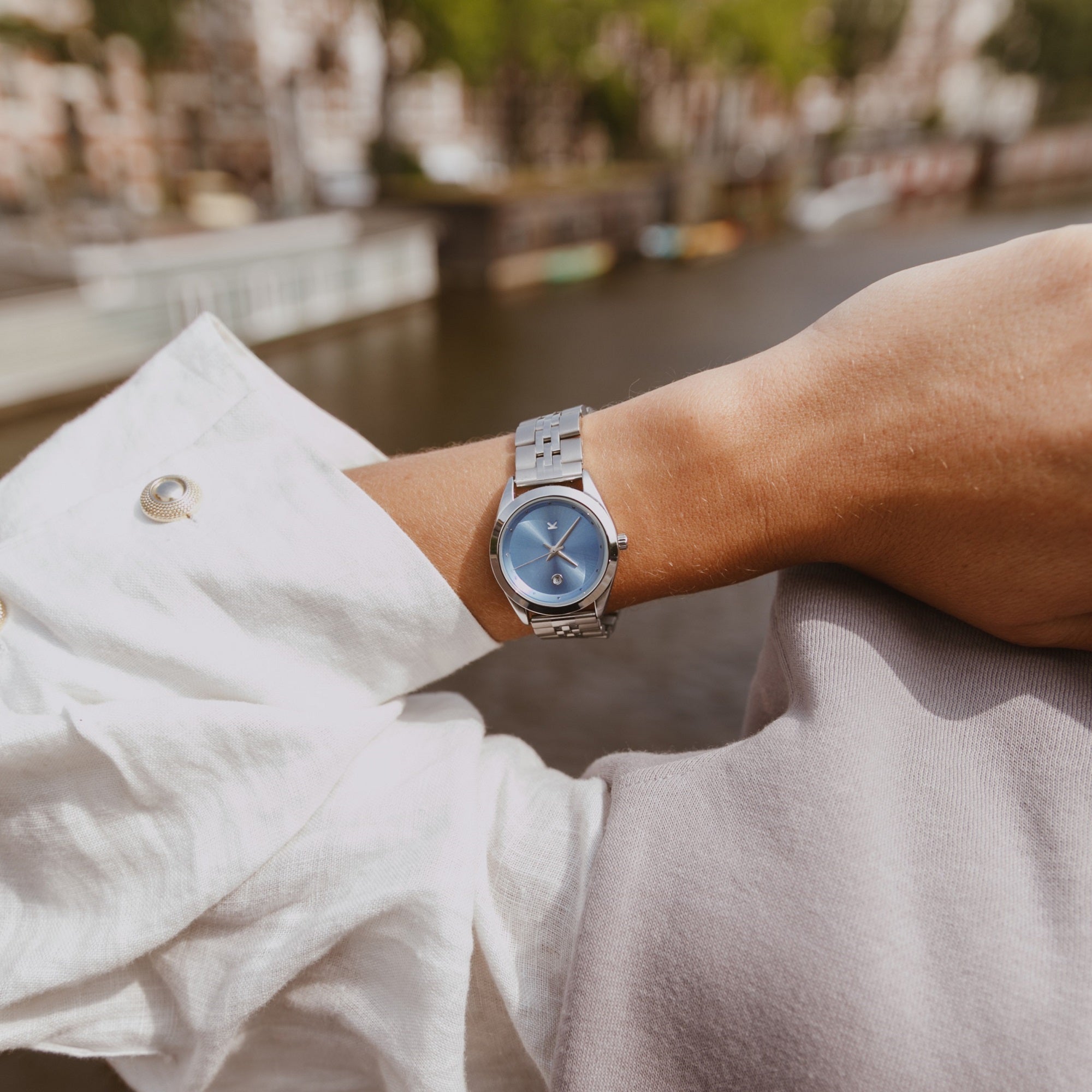 Reloj Valkur para mujeres modelo Sanna de acero plateado con fondo azul