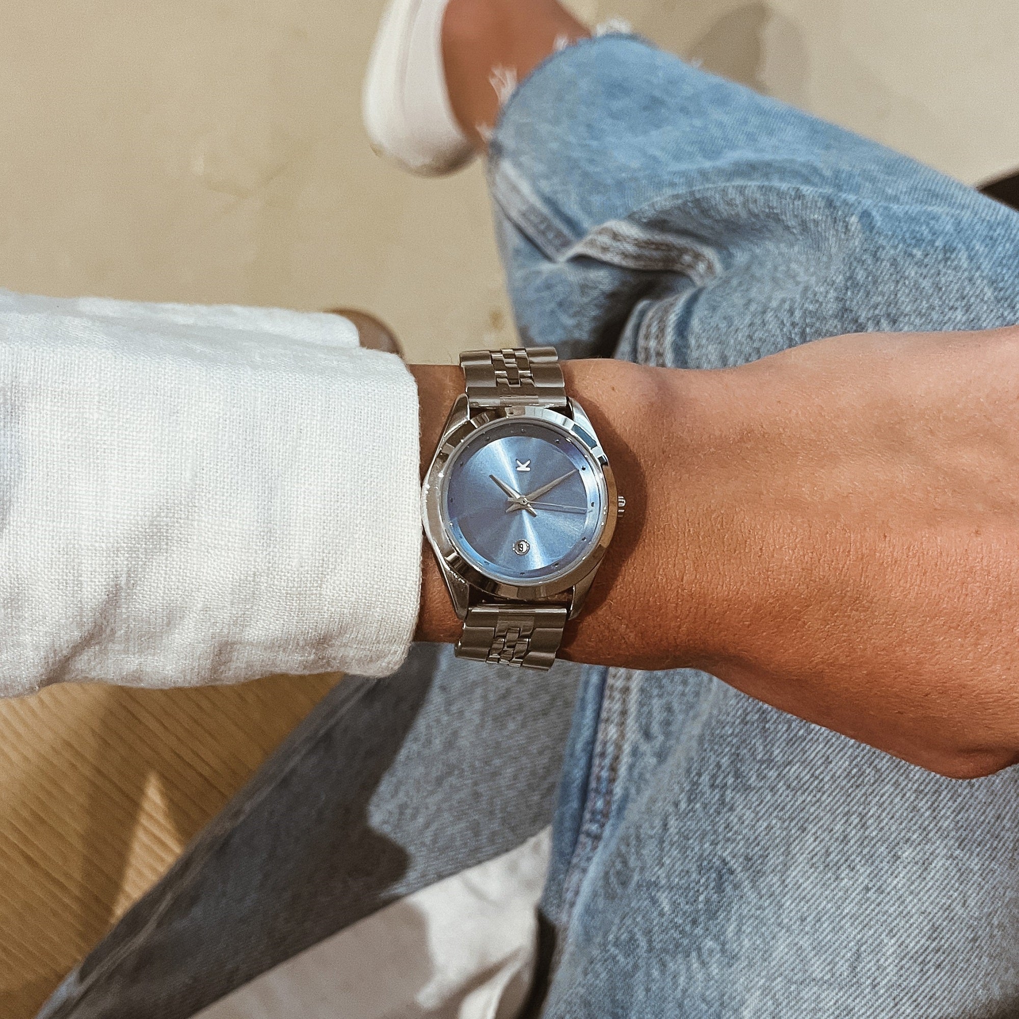 Reloj Valkur para mujeres modelo Sanna de acero plateado con fondo azul