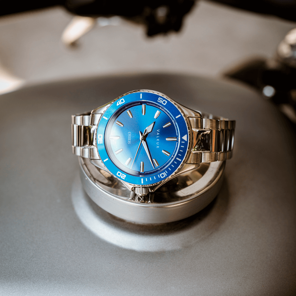 Reloj Valkur modelo Altor acero plateado con bisel azul y fondo azul