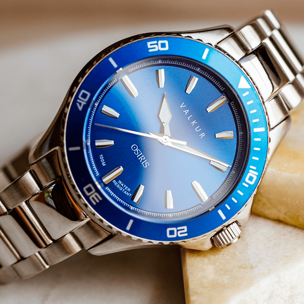 Reloj Valkur modelo Altor acero plateado con bisel azul y fondo azul