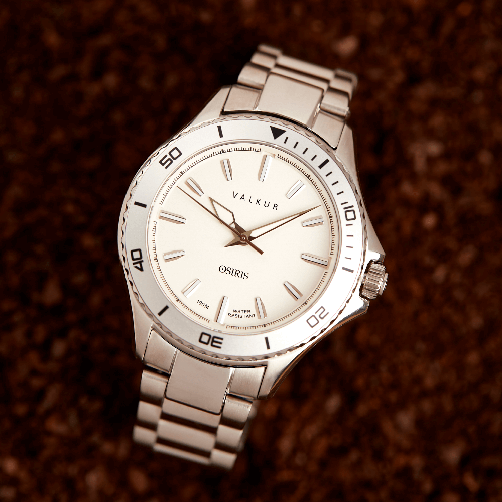 Reloj Valkur modelo Anubis acero plateado con bisel plateado y fondo blanco