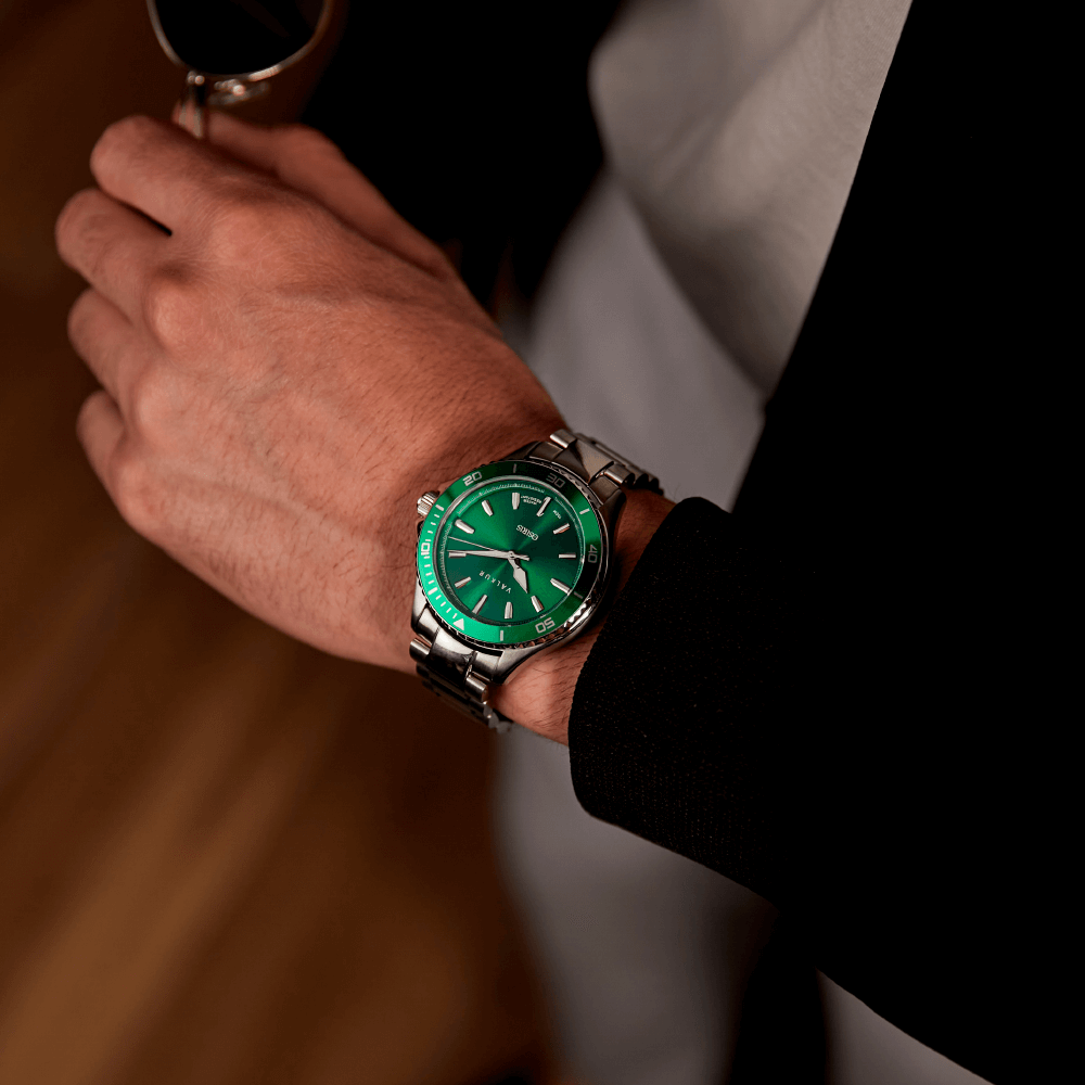 Reloj Valkur modelo Atura acero plateado con bisel verde y fondo verde