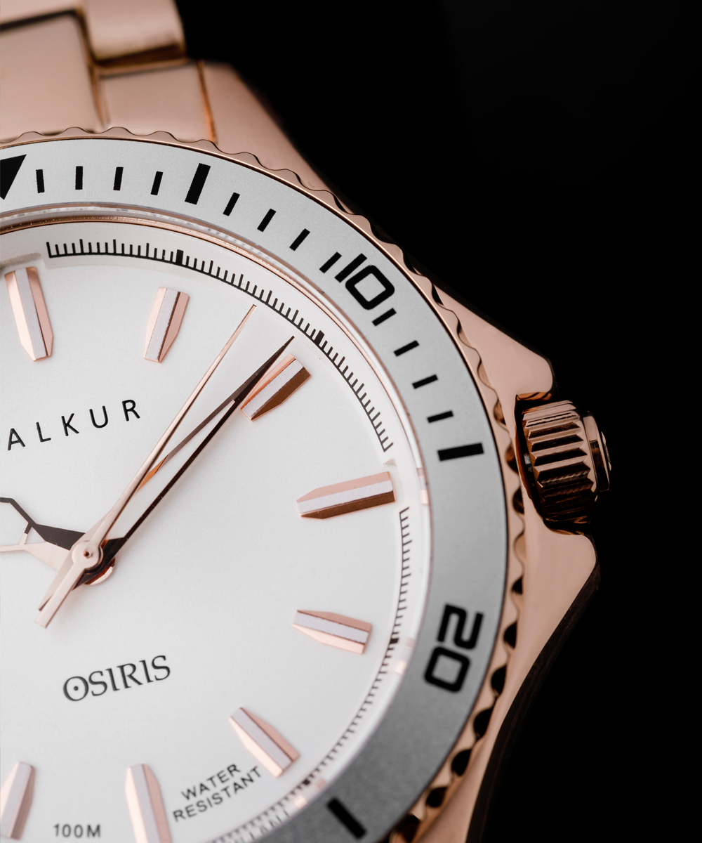 Reloj Valkur modelo Horus acero dorado con bisel plateado y fondo blanco