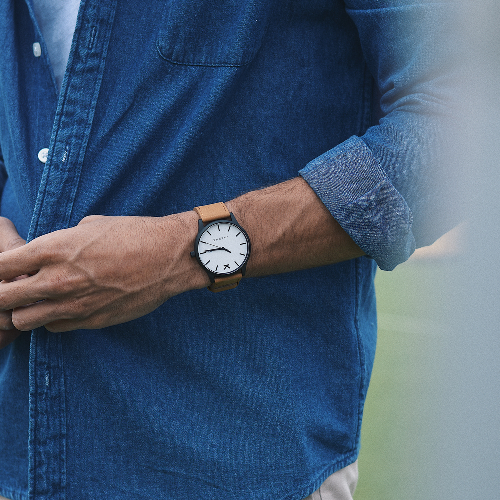 Reloj Valkur para hombre modelo Lamont con correa de cuero genuino marron y caja de acero negro y blanco