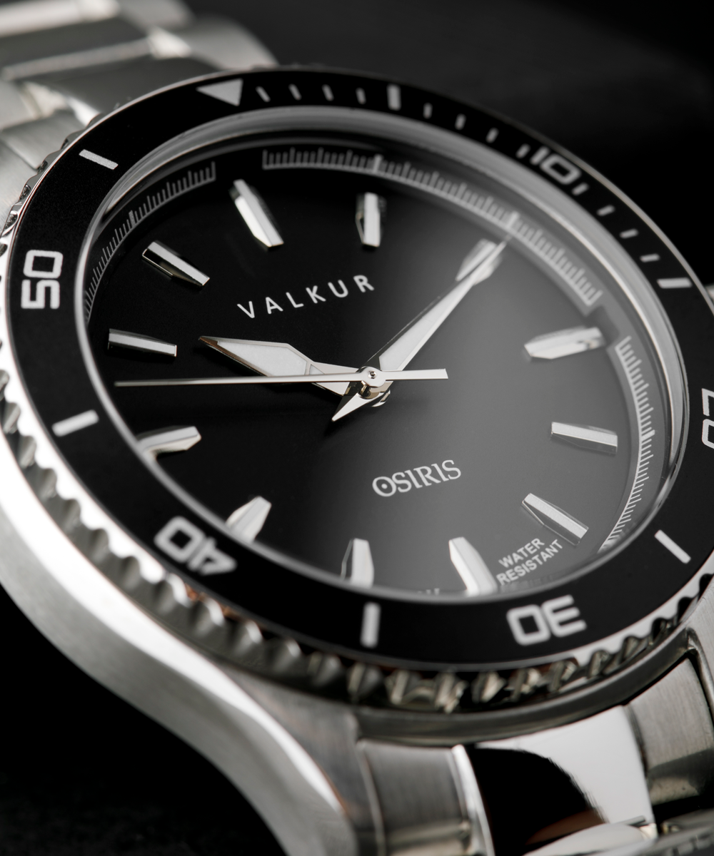 Reloj Valkur modelo Nesut acero plateado con bisel negro y fondo negro