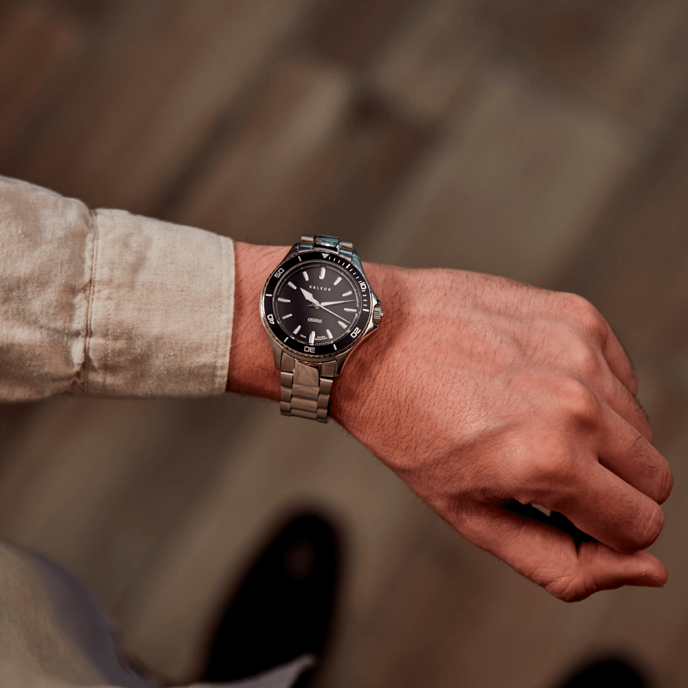 Reloj Valkur modelo Nesut acero plateado con bisel negro y fondo negro