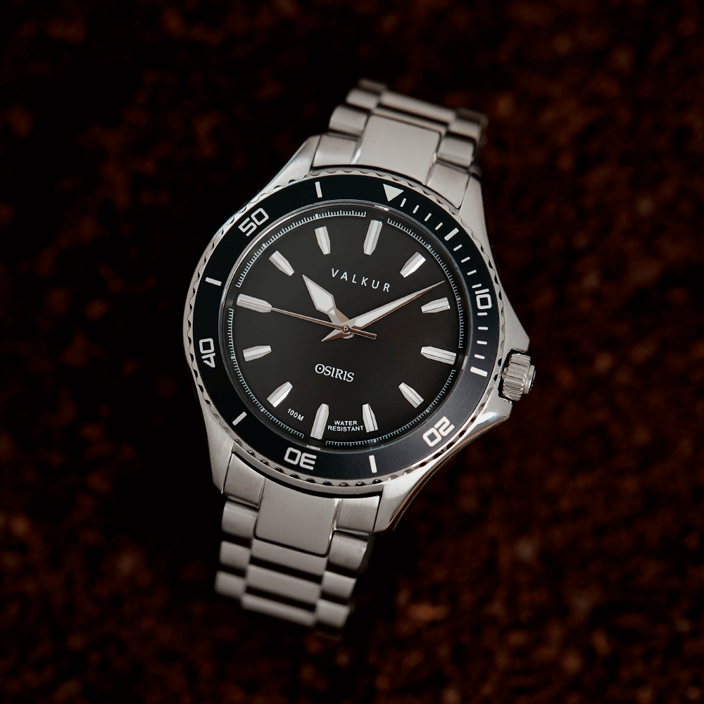 Reloj Valkur modelo Nesut acero plateado con bisel negro y fondo negro