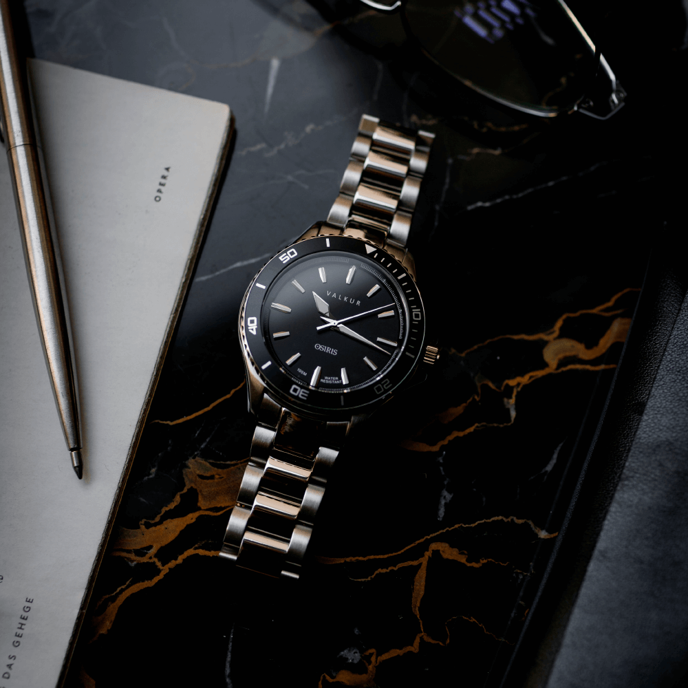 Reloj Valkur modelo Nesut acero plateado con bisel negro y fondo negro