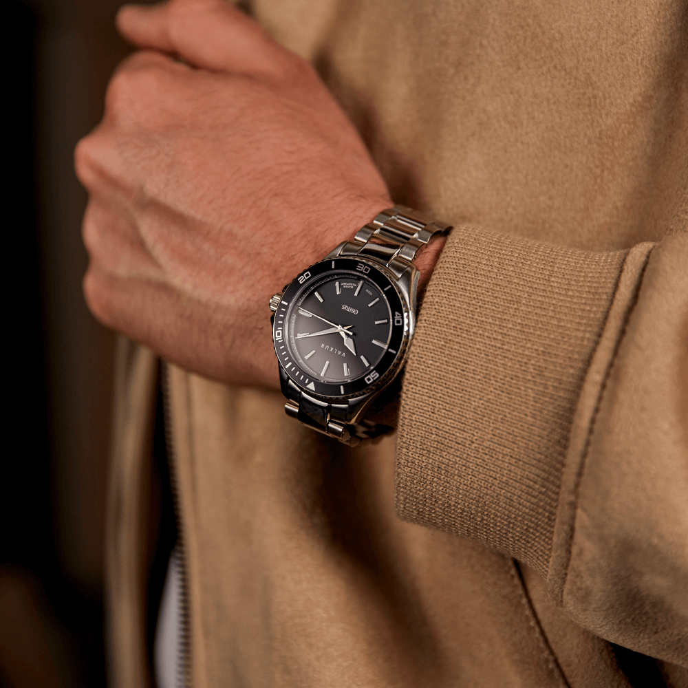 Reloj Valkur modelo Nesut acero plateado con bisel negro y fondo negro