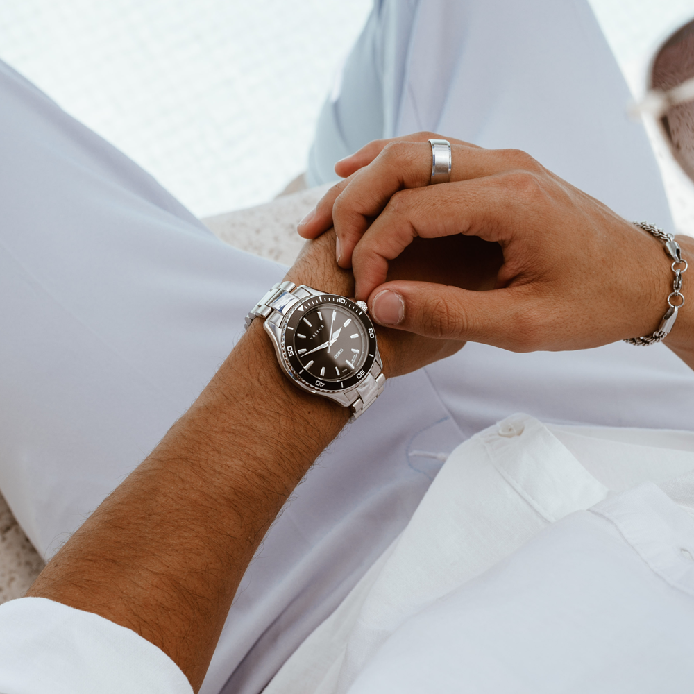 Reloj Valkur modelo Nesut acero plateado con bisel negro y fondo negro