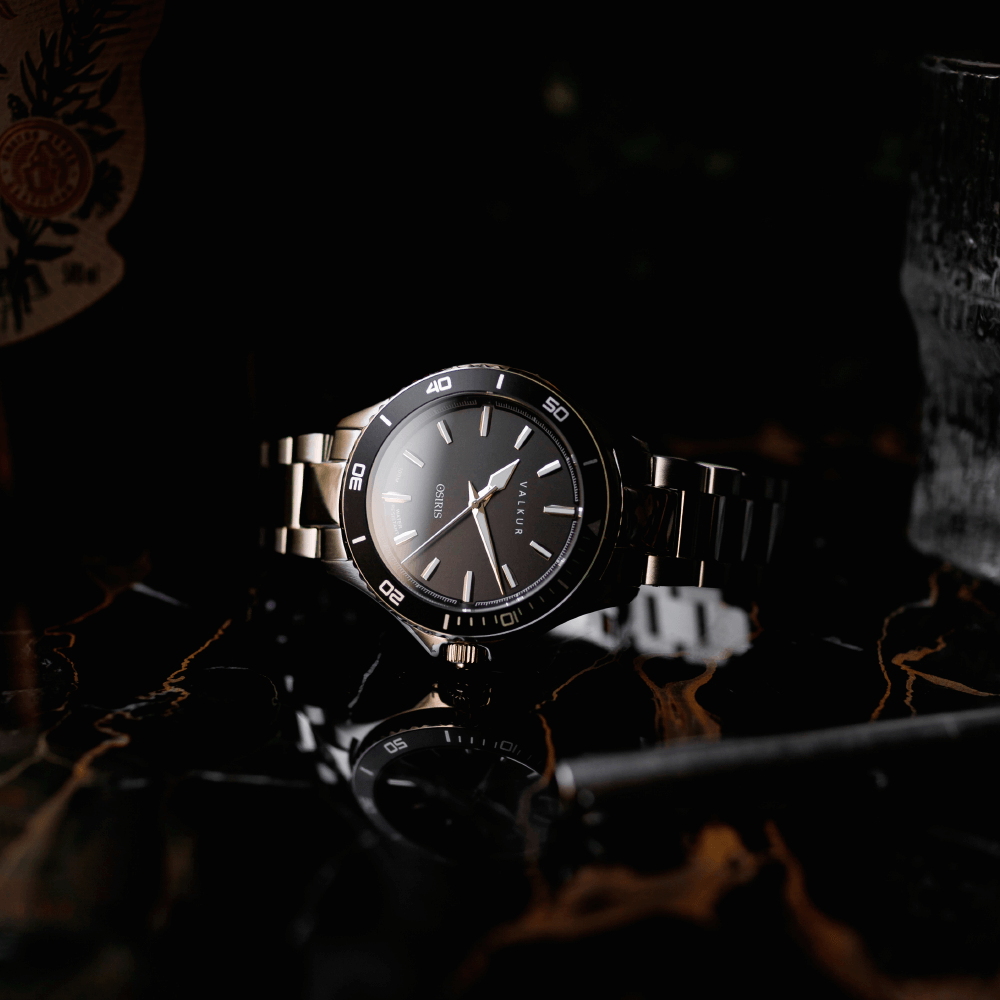Reloj Valkur modelo Nesut acero plateado con bisel negro y fondo negro