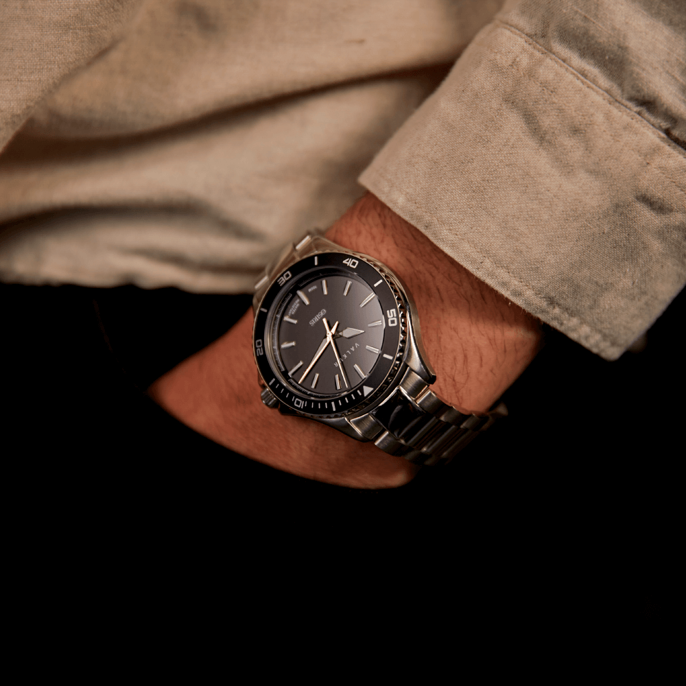 Reloj Valkur modelo Nesut acero plateado con bisel negro y fondo negro