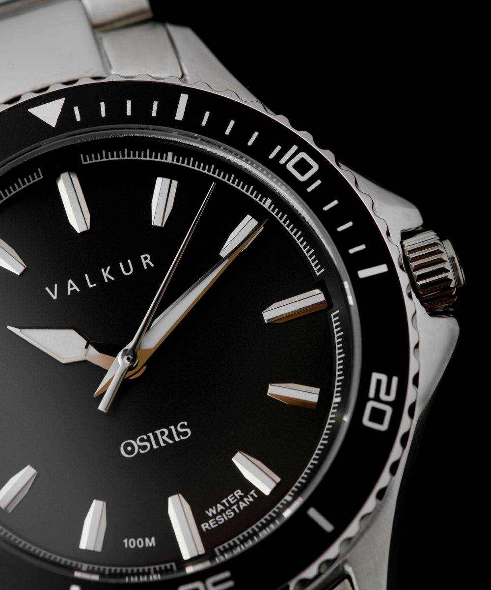 Reloj Valkur modelo Nesut acero plateado con bisel negro y fondo negro