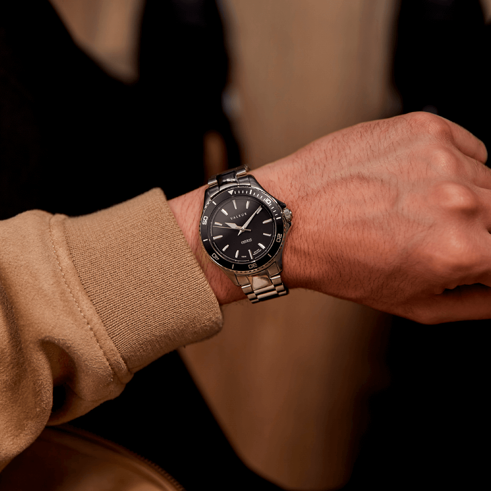 Reloj Valkur modelo Nesut acero plateado con bisel negro y fondo negro