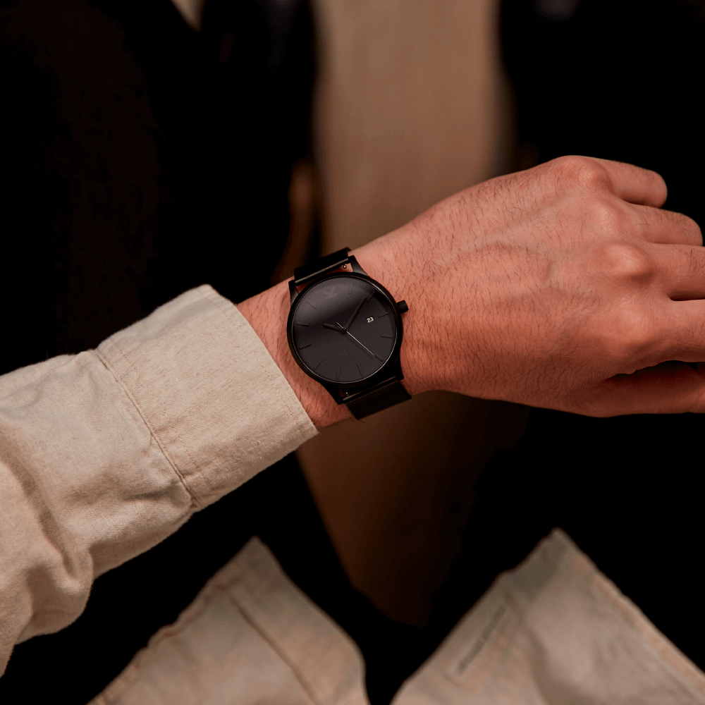 Reloj Valkur para hombre modelo Torolf X con correa de acero trenzado y caja de acero negro