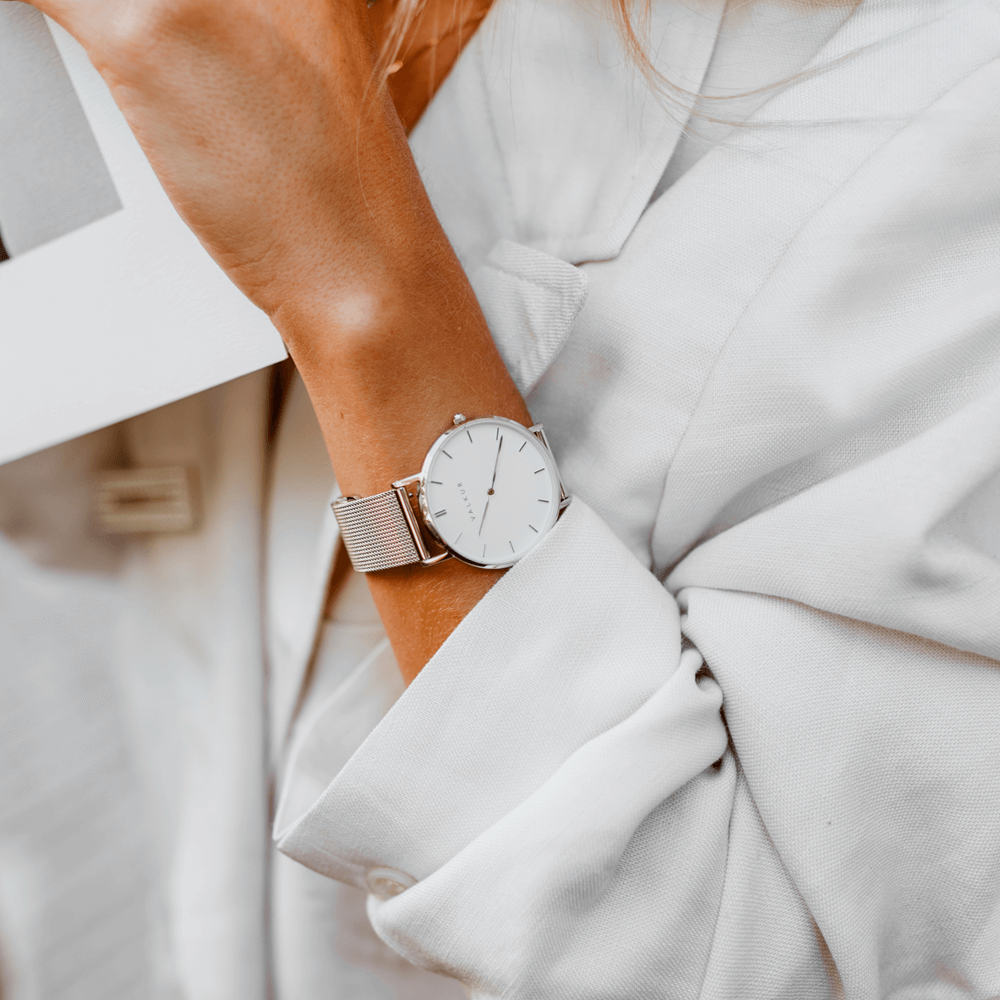 Reloj Valkur para mujer modelo Eyra con correa de acero trenzado y caja de acero blanco y plateado