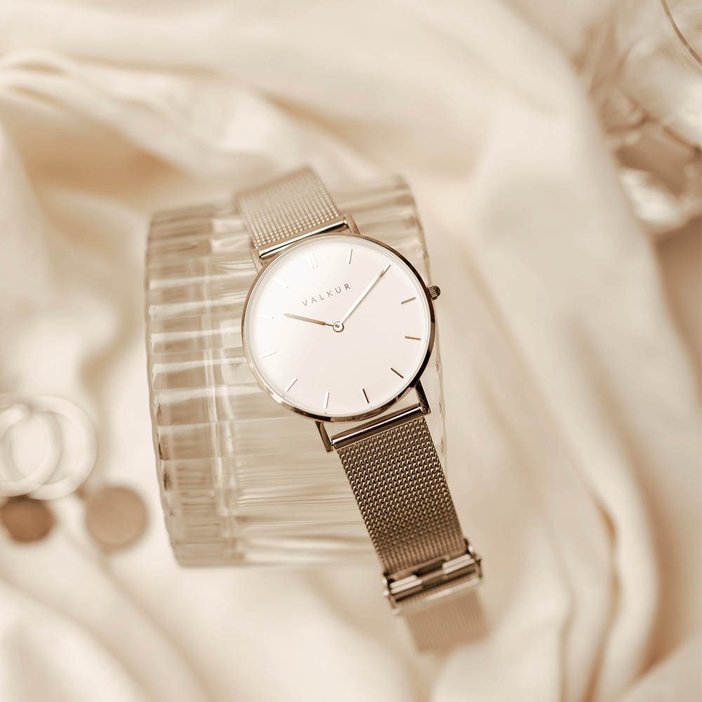 Reloj Valkur para mujer modelo Eyra con correa de acero trenzado y caja de acero blanco y plateado