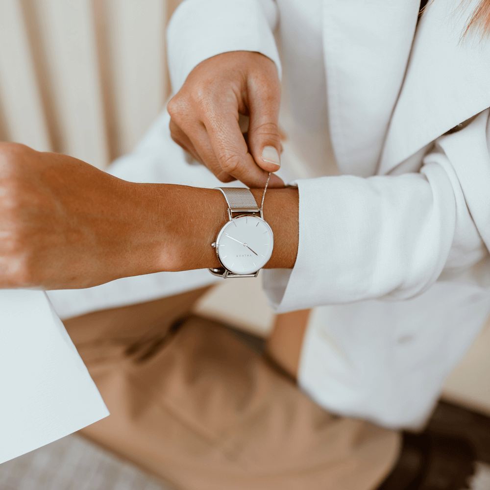 Reloj Valkur para mujer modelo Eyra con correa de acero trenzado y caja de acero blanco y plateado