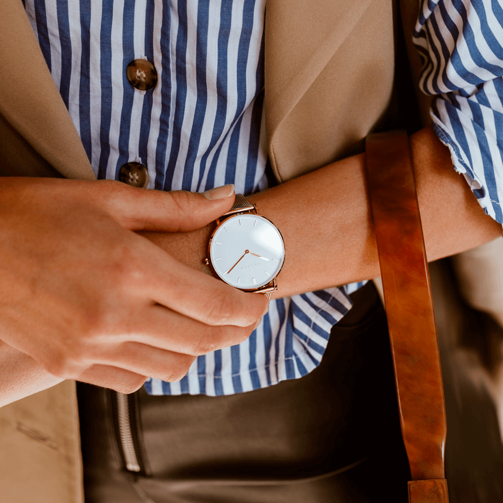 Reloj Valkur para mujer modelo Lena con correa de acero trenzado y caja de acero blanco y dorado