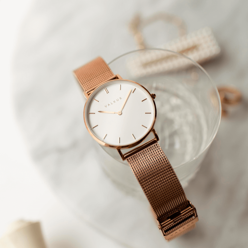 Reloj Valkur para mujer modelo Lena con correa de acero trenzado y caja de acero blanco y dorado