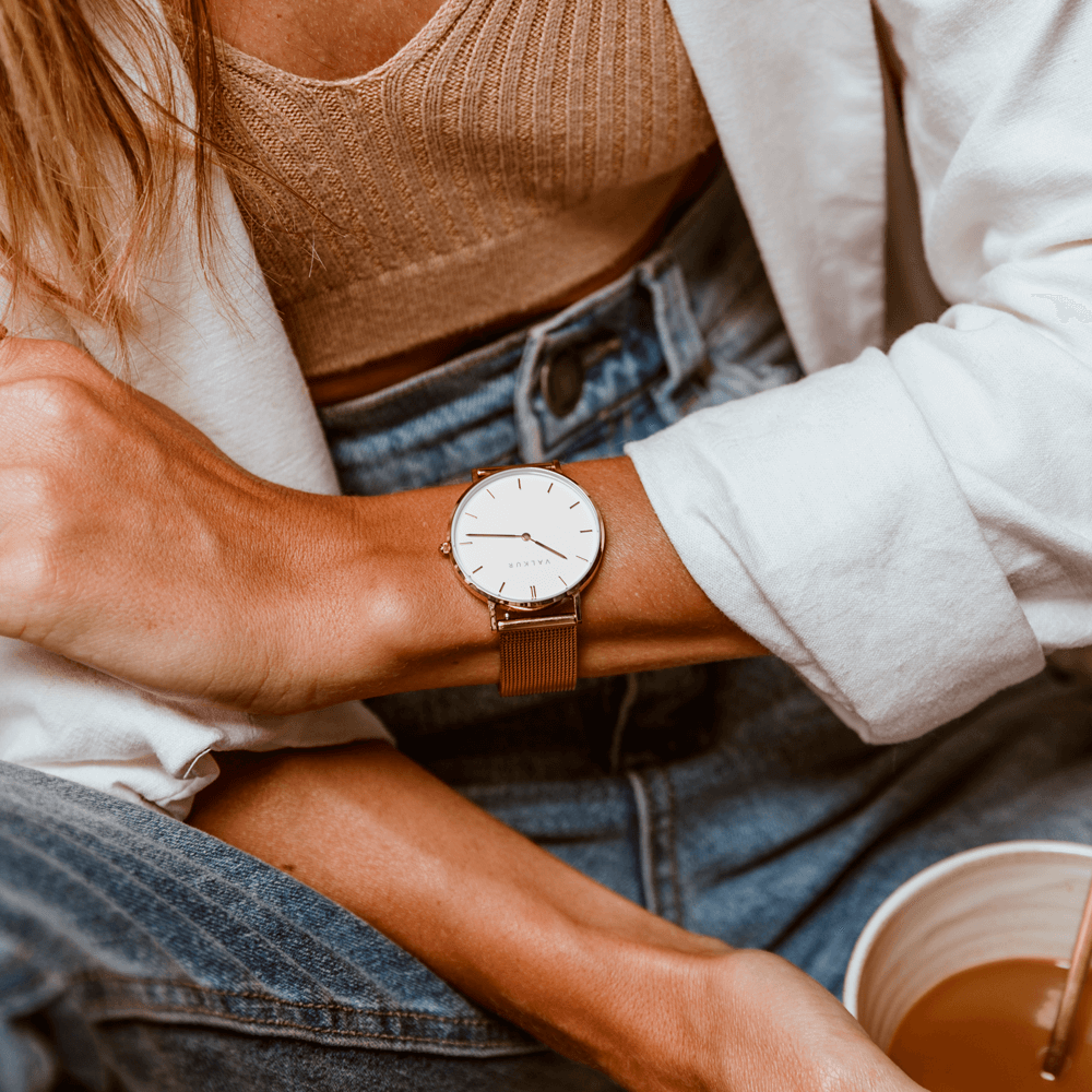Reloj Valkur para mujer modelo Lena con correa de acero trenzado y caja de acero blanco y dorado