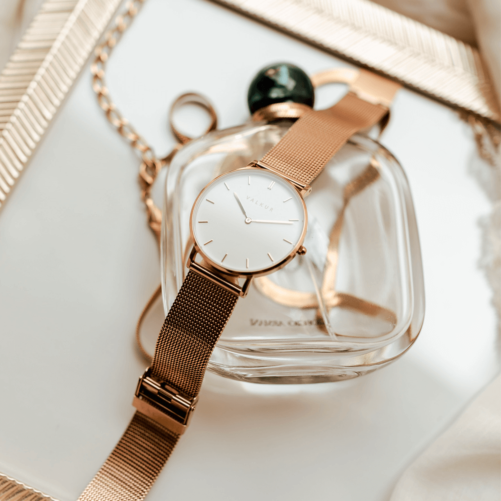 Reloj Valkur para mujer modelo Lena con correa de acero trenzado y caja de acero blanco y dorado