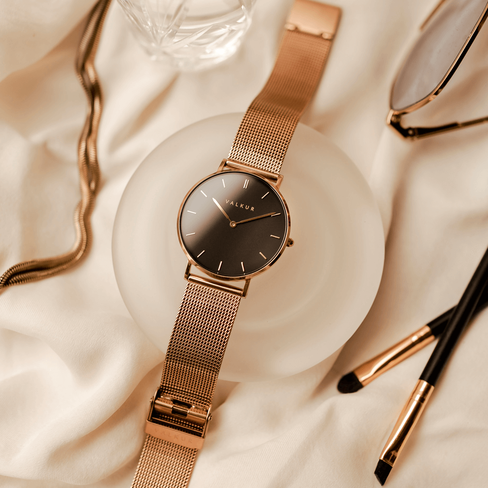 Reloj Valkur para mujer modelo Lena con correa de acero trenzado y caja de acero negro y dorado