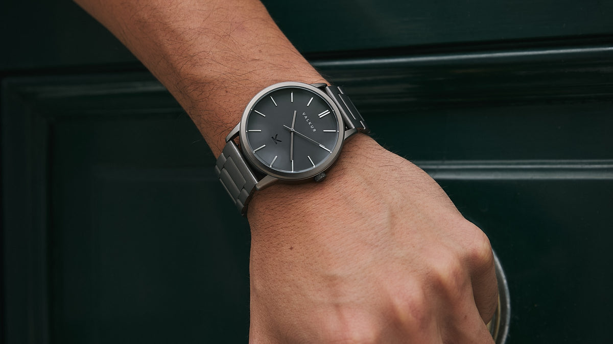 Reloj Valkur de acero en la muñeca