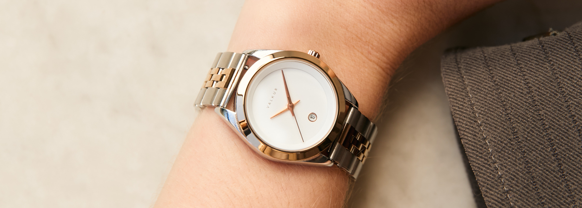 Reloj Valkur Agda bicolor plateado y dorado en la muñeca