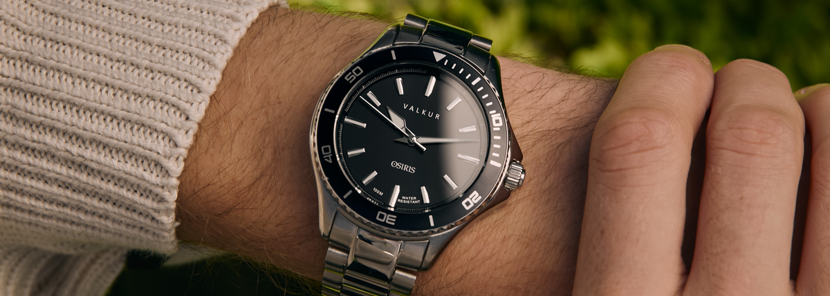 Reloj Valkur Nesut de acero con esfera negra en la muñeca