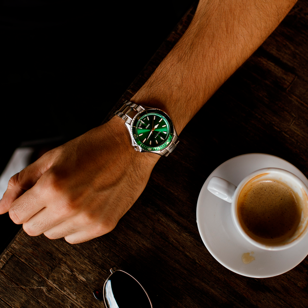 Reloj Valkur modelo Atura acero plateado con bisel verde y fondo verde
