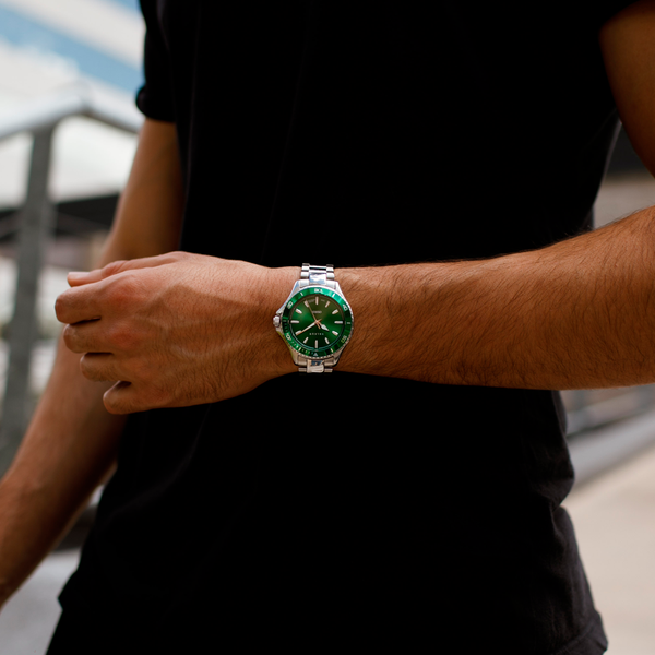 Reloj Valkur modelo Atura acero plateado con bisel verde y fondo verde
