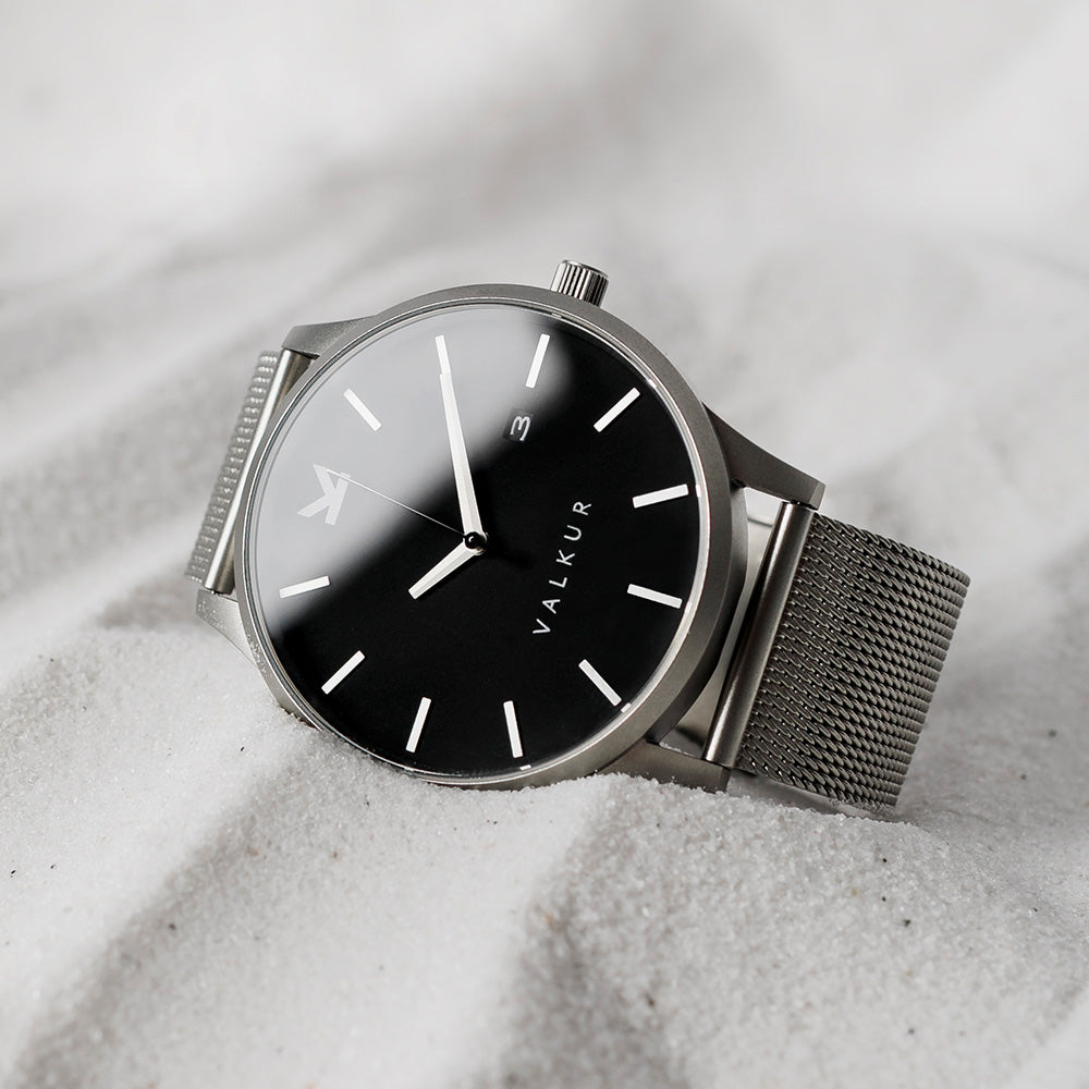 Reloj Valkur para hombre modelo Daven X con correa de acero trenzado y caja de acero negro y plateado
