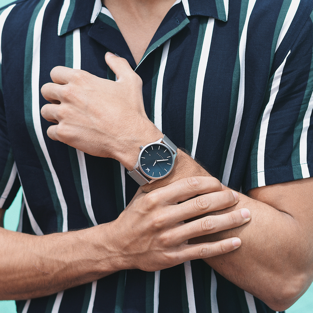 Reloj Valkur para hombre modelo Daven X con correa de acero trenzado y caja de acero negro y plateado
