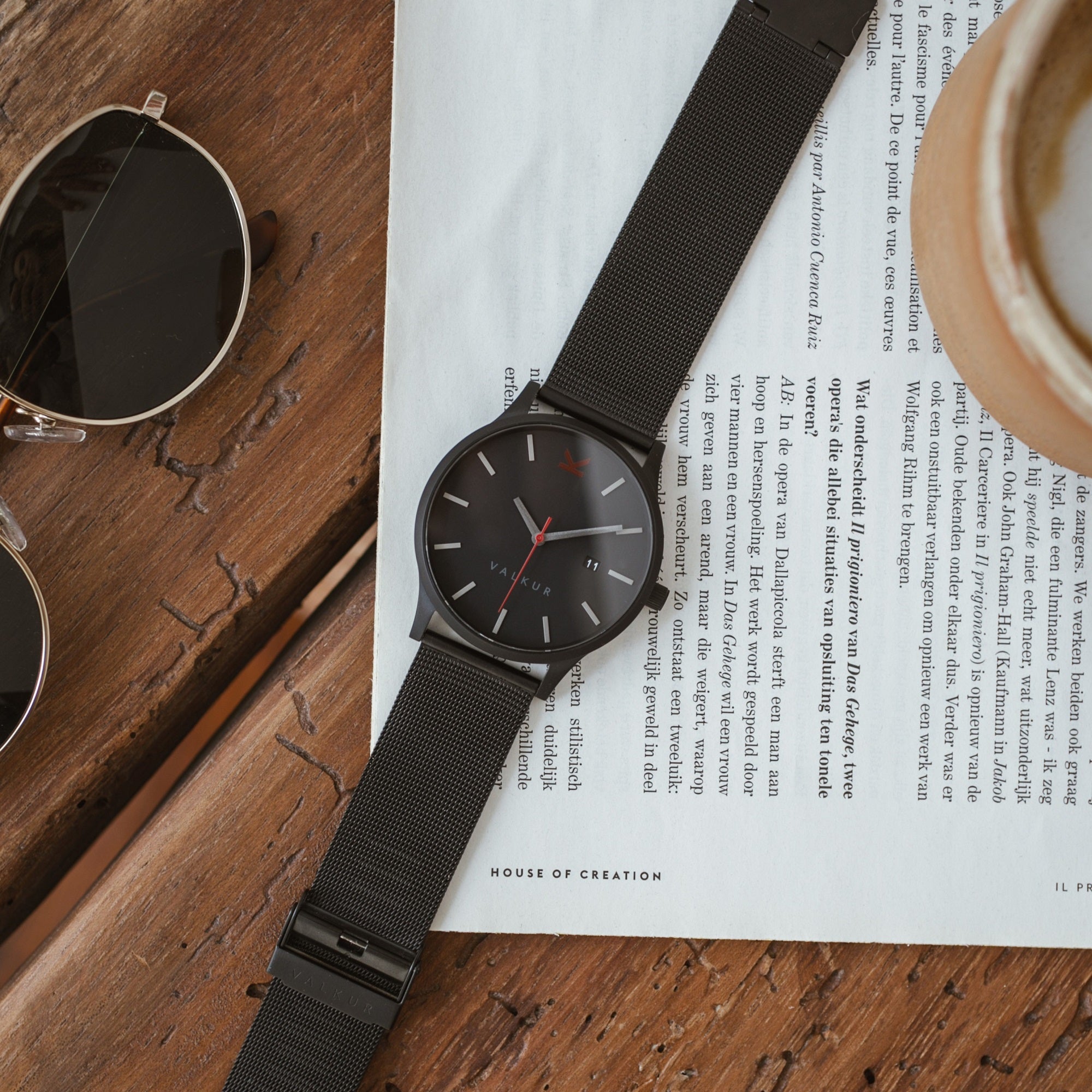 Reloj Valkur para hombre modelo Gunnar X con correa de acero trenzado y caja de acero negro y rojo
