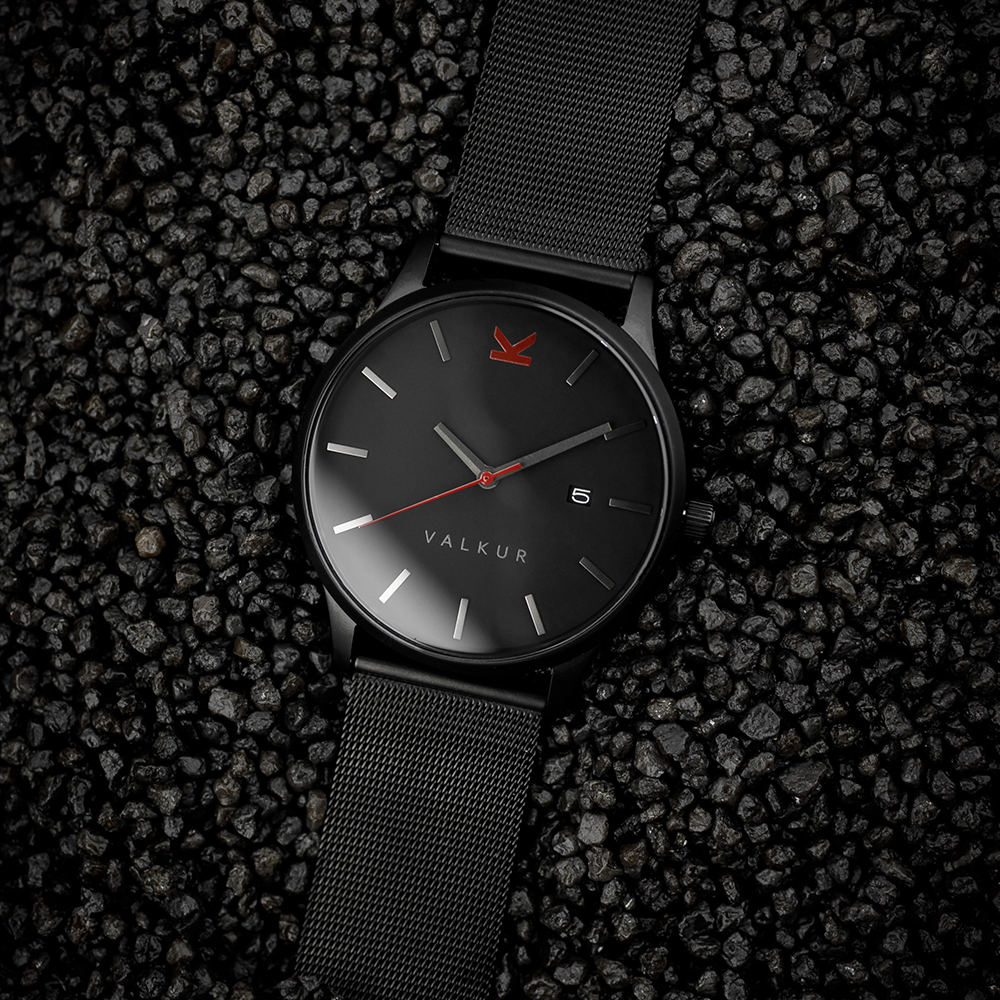 Reloj Valkur para hombre modelo Gunnar X con correa de acero trenzado y caja de acero negro y rojo
