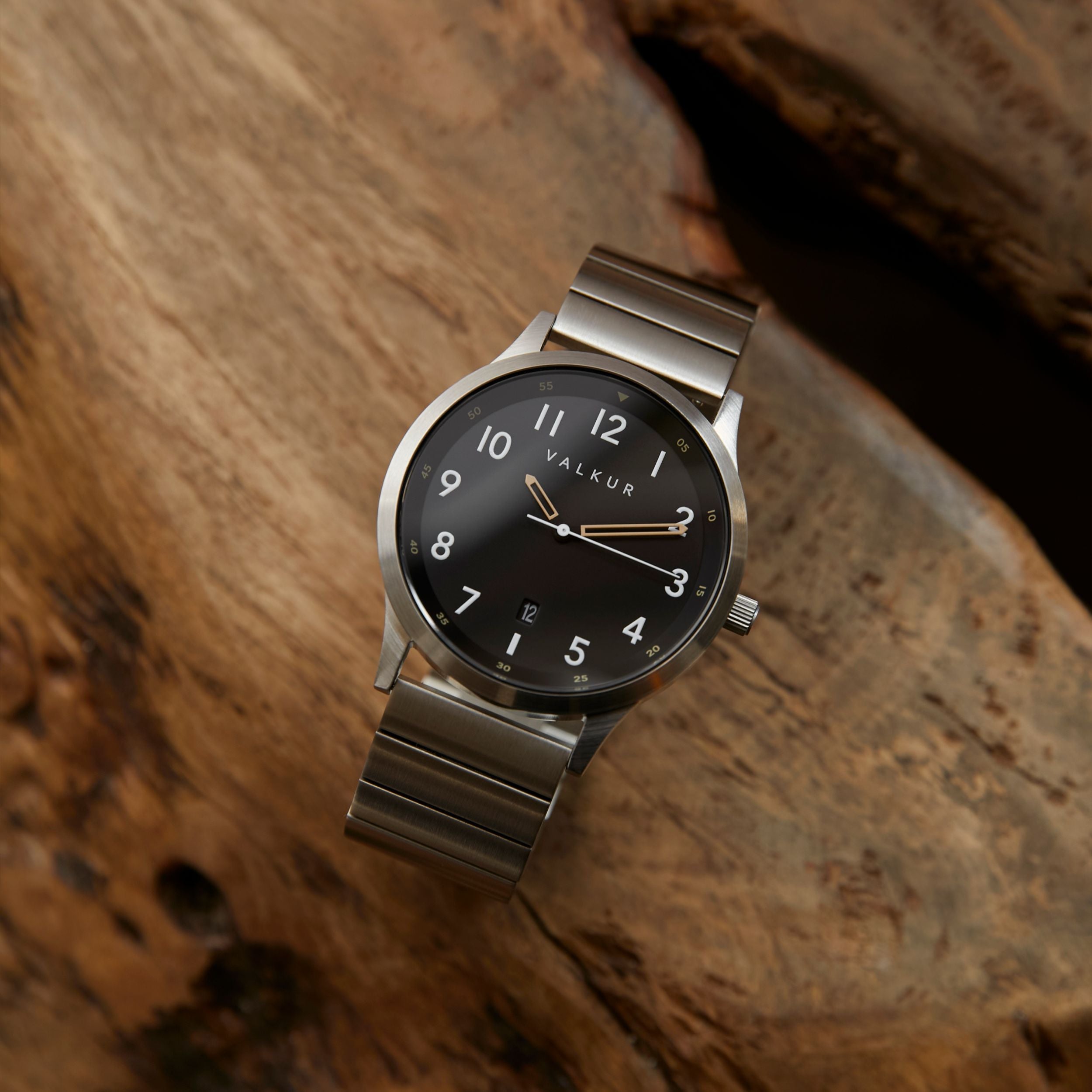 Reloj Valkur para hombres modelo Hunder de acero plateado con fondo Negro  
