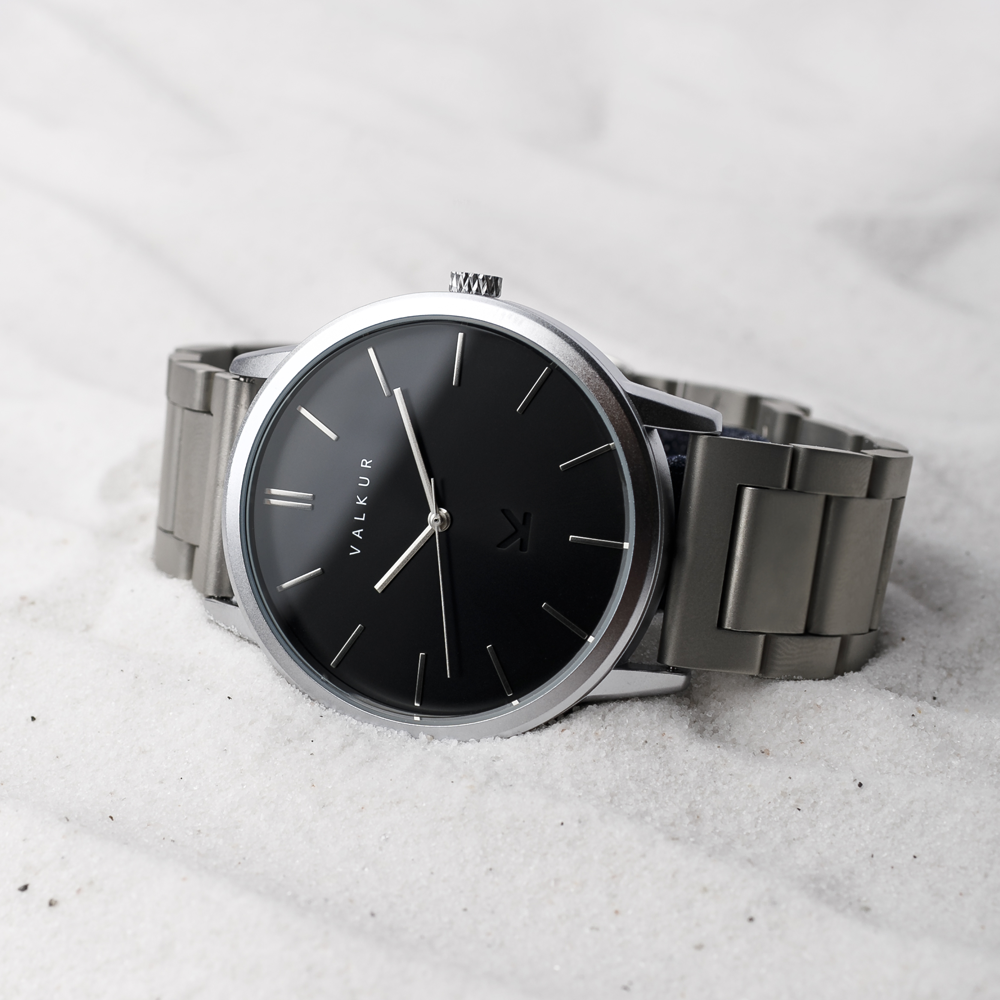 Reloj Valkur modelo Platek acero plateado y fondo negro
